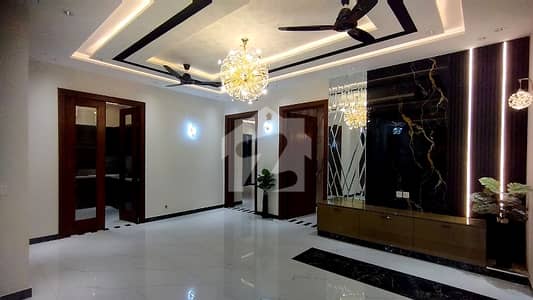 ایل ڈی اے ایوینیو لاہور میں 6 کمروں کا 10 مرلہ مکان 3.65 کروڑ میں برائے فروخت۔