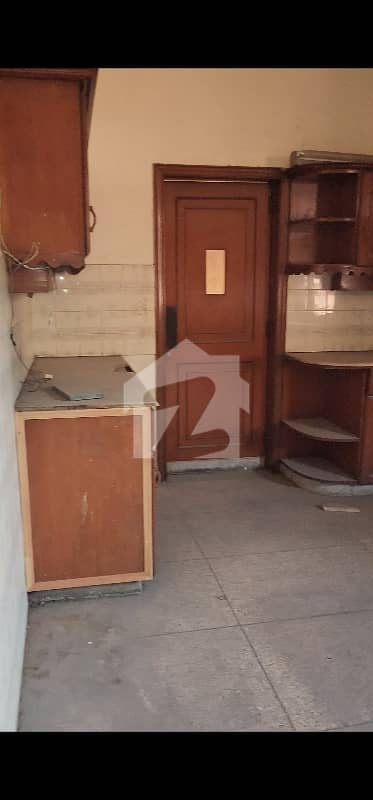 مسلم ٹاؤن لاہور میں 10 کمروں کا 2 کنال مکان 7.0 لاکھ میں کرایہ پر دستیاب ہے۔