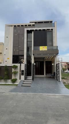 Central Park 5 Marla Ultra Modern Design Brand New Luxury Owner Build House Available For Sale Very Reasonable Price
