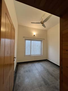 1 Kanal Lower Ground Portion For Rent