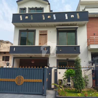جی ۔ 13 اسلام آباد میں 4 کمروں کا 4 مرلہ مکان 3.65 کروڑ میں برائے فروخت۔