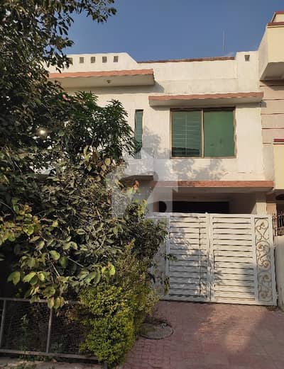 جی ۔ 13 اسلام آباد میں 5 کمروں کا 8 مرلہ مکان 4.9 کروڑ میں برائے فروخت۔