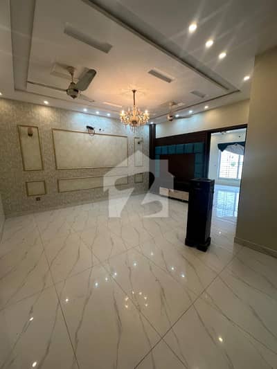 Like Brand New! 10 Marla Park Facing Upper Portion For Rent In Hussain Block Like Brand New! 10 Marla Park Facing Upper Portion For Rent In Hussain Block