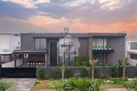 2 KANAL ORIGINAL MAZHAR DESIGN BANGALOW WITH BEAUTIFUL LAWN FOR SALE NEAR TO PARK.