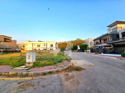 Corner 2 Kanal Plot At Investor Price Near Masjid & Commercial