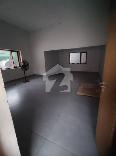 Massive 1221 Yards West Open Commercial Building For School / Software House - PECHS