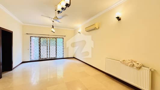 4 Bedrooms Beautiful Triple Story House Available For Rent. . 4 Bedrooms Beautiful Triple Story House Available For Rent. .