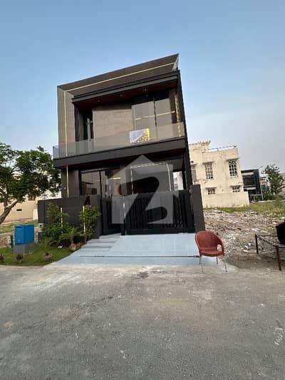 ڈی ایچ اے 9 ٹاؤن ڈیفنس (ڈی ایچ اے),لاہور میں 3 کمروں کا 5 مرلہ مکان 2.99 کروڑ میں برائے فروخت۔