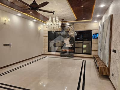 1 Kanal Luxury Double-Storey House for Sale Gulberg Residencia, Block J Experience premium living in the heart of Gulberg Residencia! This beautifully designed 1 Kanal double-storey house is ideally located in Block J, just minutes away from the Main