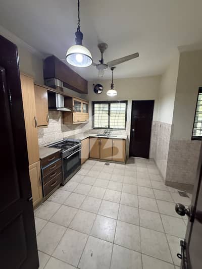 10 MARLA 4 BEDROOM HOUSE AVAILABLE FOR RENT