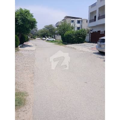 ڈی ۔ 12/2 ڈی ۔ 12,اسلام آباد میں 1 کنال رہائشی پلاٹ 10.5 کروڑ میں برائے فروخت۔
