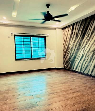 Beautiful Apartment 3Bedrooms 3th floor open View Avlialab For Rent in Askari 10 sector S.