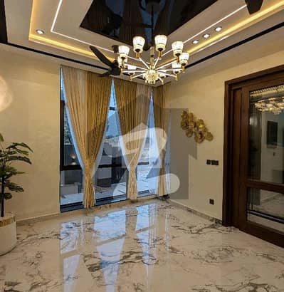Get This Amazing 10 Marla House Available In Bahria Town - Sector E