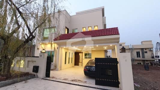 Beautiful Urban Boulevard Category House Available For Sale Just 15 Second Drive From The Main Gate!! Beautiful Urban Boulevard Category House Available For Sale Just 15 Second Drive From The Main Gate!!