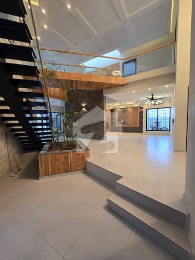 2 Kanal luxury house with lawn for sale