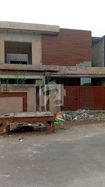 سٹی ہاؤسنگ سوسائٹی گوجرانوالہ میں 5 کمروں کا 10 مرلہ مکان 2.35 کروڑ میں برائے فروخت۔