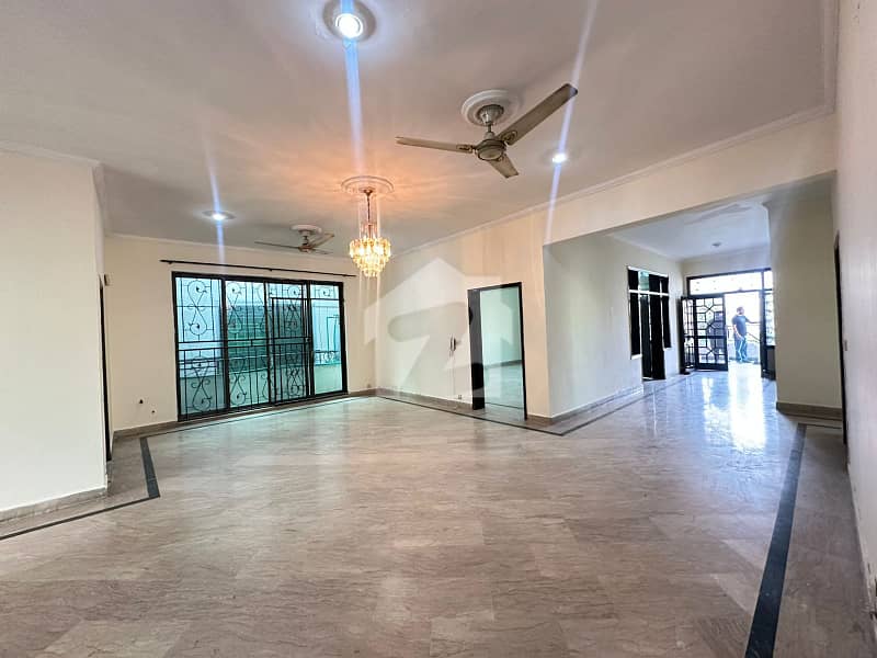 1 Kanal Upper Portion with Separate Gate 1 Kanal Upper Portion with Separate Gate