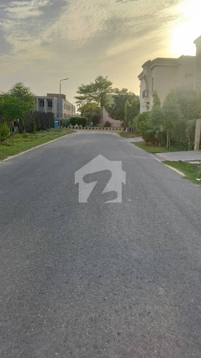 چوہدری روڈ لاہور میں 2 کنال کمرشل پلاٹ 3.5 کروڑ میں برائے فروخت۔
