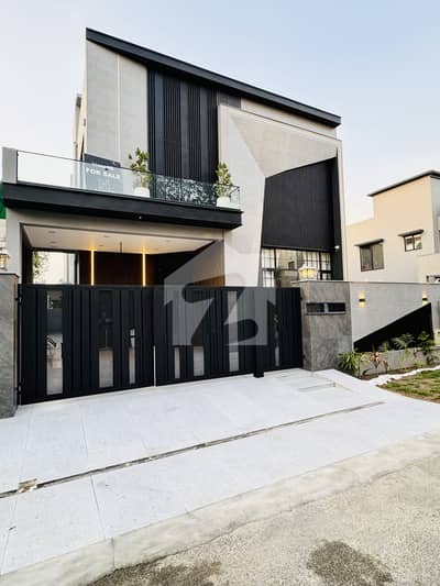 10 MARLA BRAND NEW MODERN HOUSE NEAR TO PARK AVAILABLE FOR SALE IN PRIME LOCATION OF TARIQ GARDEN