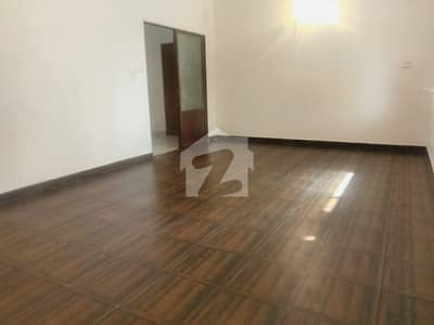 Clifton block 4 small complex grund floor available for rent 4 bedroom