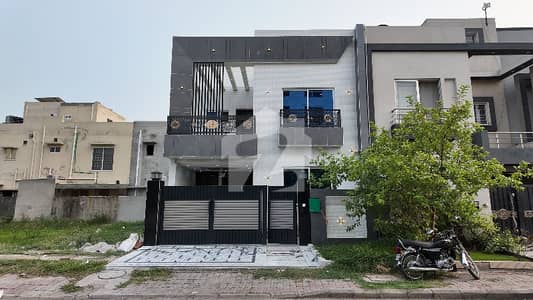 Prime Location House For Sale In Low Cost - Block C Prime Location House For Sale In Low Cost - Block C