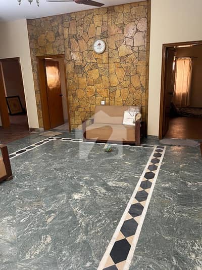 1 KANAL BEAUTIFUL UPPER PORTION With Separate Entrance AVAILABLE FOR RENT DHA PHASE 3