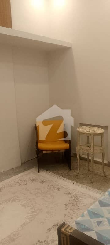 ڈی ایچ اے فیز 1 ڈیفنس (ڈی ایچ اے),لاہور میں 1 کمرے کا 1 کنال کمرہ 35.0 ہزار میں کرایہ پر دستیاب ہے۔
