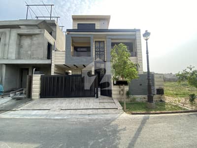 لیک سٹی ۔ سیکٹر ایم ۔ 6 لیک سٹی,رائیونڈ روڈ,لاہور میں 6 کمروں کا 10 مرلہ مکان 6.15 کروڑ میں برائے فروخت۔