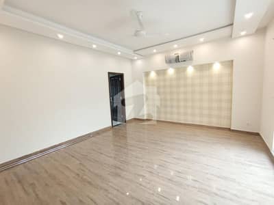 Independent One Kanal Modern Upper Portion Near Big Park Top Location