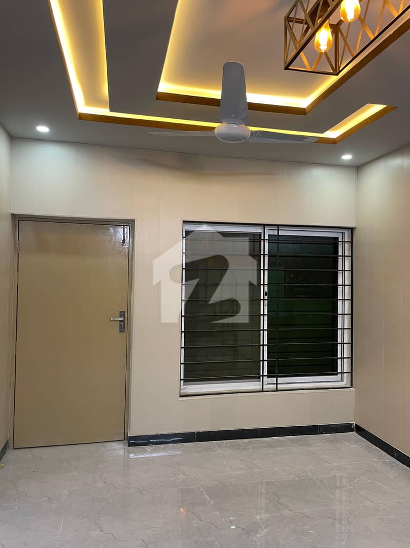 New Renovated 5 Bed Double Unit House Available In Ideal Location New Renovated 5 Bed Double Unit House Available In Ideal Location