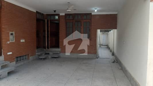 حیات آباد فیز 1 - ای3 حیات آباد فیز 1,حیات آباد,پشاور میں 6 کمروں کا 10 مرلہ مکان 1.1 لاکھ میں کرایہ پر دستیاب ہے۔