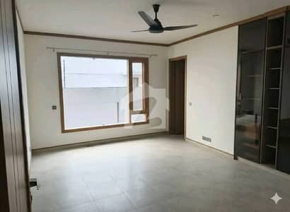 ڈی ایچ اے فیز 8 ڈی ایچ اے ڈیفینس,کراچی میں 3 کمروں کا 1 کنال بالائی پورشن 2.4 لاکھ میں کرایہ پر دستیاب ہے۔