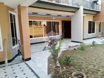 یونیورسٹی ٹاؤن پشاور میں 5 کمروں کا 1 کنال مکان 4.0 لاکھ میں کرایہ پر دستیاب ہے۔