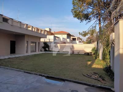 ایف ۔ 8 اسلام آباد میں 6 کمروں کا 4 کنال مکان 10.5 لاکھ میں کرایہ پر دستیاب ہے۔