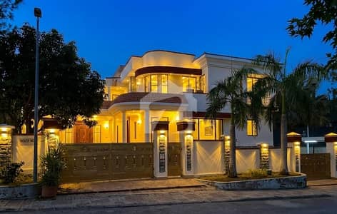 3.5 Kanal Luxury Designer House Available For Rent