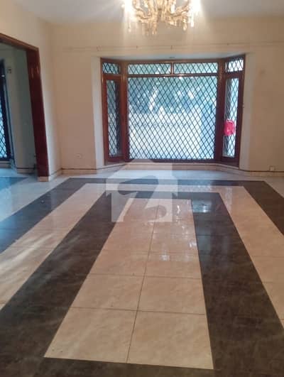 6 Bedrooms 600 Yard Old Bungalow For Sale
