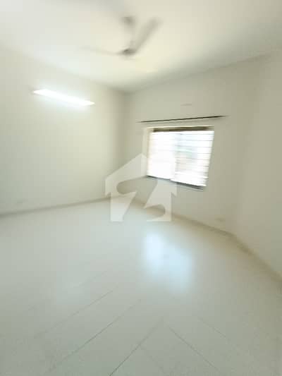 22 Marla CORNER UPPER PORTION SEP GATE
