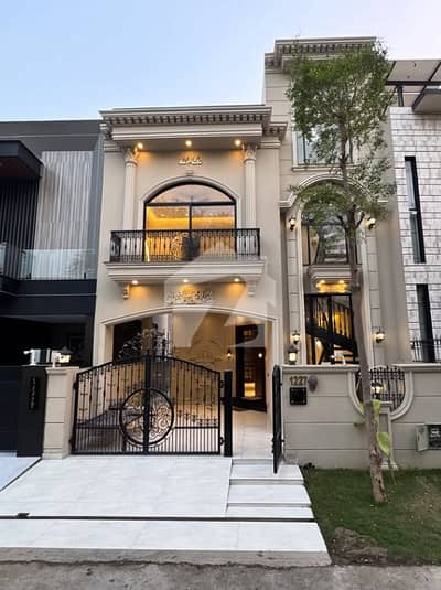 ڈی ایچ اے 9 ٹاؤن ڈیفنس (ڈی ایچ اے),لاہور میں 3 کمروں کا 5 مرلہ مکان 2.45 کروڑ میں برائے فروخت۔ ڈی ایچ اے 9 ٹاؤن ڈیفنس (ڈی ایچ اے),لاہور میں 3 کمروں کا 5 مرلہ مکان 2.45 کروڑ میں برائے فروخت۔