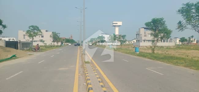 ڈی ایچ اے فیز 8 - بلاک زیڈ 4 ڈی ایچ اے فیز 8,ڈیفنس (ڈی ایچ اے),لاہور میں 10 مرلہ رہائشی پلاٹ 1.65 کروڑ میں برائے فروخت۔