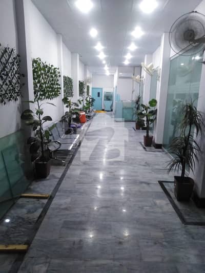 کلمہ چوک راولپنڈی میں 6 کمروں کا 12 مرلہ عمارت 1.9 لاکھ میں کرایہ پر دستیاب ہے۔