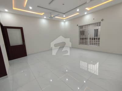 آئی ۔ 8 اسلام آباد میں 5 کمروں کا 1 کنال مکان 3.75 لاکھ میں کرایہ پر دستیاب ہے۔