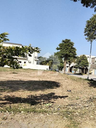 PRIME LOCATION ONE KANAL SOLID LAND PLOT AVAIL FOR SALE DHA 3