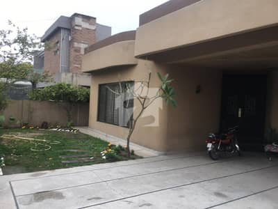 ڈی ایچ اے فیز 4 ڈیفنس (ڈی ایچ اے),لاہور میں 5 کمروں کا 1 کنال مکان 7.5 کروڑ میں برائے فروخت۔ ڈی ایچ اے فیز 4 ڈیفنس (ڈی ایچ اے),لاہور میں 5 کمروں کا 1 کنال مکان 7.5 کروڑ میں برائے فروخت۔