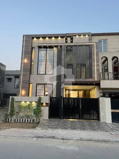 بحریہ ٹاؤن جناح بلاک بحریہ ٹاؤن سیکٹر ای,بحریہ ٹاؤن,لاہور میں 3 کمروں کا 5 مرلہ مکان 2.19 کروڑ میں برائے فروخت۔