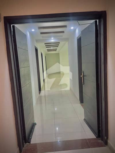 New building well mentained corner to park building 3 bedrooms flat available urgent for sale with all utilities