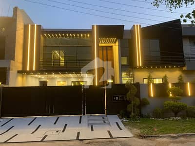 1 Kanal Park facing house for sale in wapda town multan