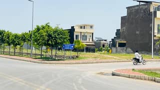 8 Marla Corner Plot Available For Sale