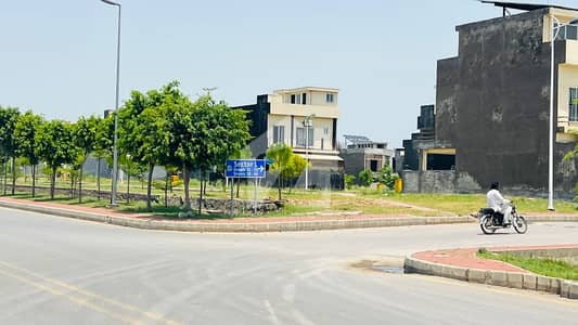 8 Marla Corner Plot Available For Sale