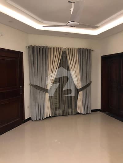 3 story Prime Location: Main Road, G-11, Islamabad Size: 40 80 (Approx. 14 Marla)