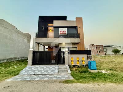 ڈی ایچ اے 9 ٹاؤن ڈیفنس (ڈی ایچ اے),لاہور میں 3 کمروں کا 5 مرلہ مکان 1.1 لاکھ میں کرایہ پر دستیاب ہے۔